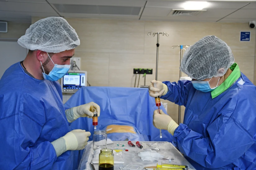 С помощью центрифугирования получают три разных фракции: SVF, жировую и маслянистую жидкости. - TOP Clinic DENIS