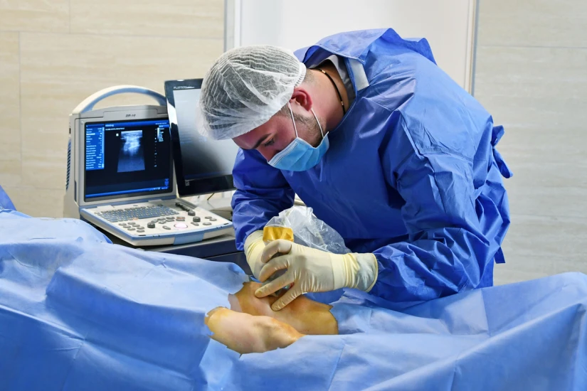 Врач делает пациенту инъекцию непосредственно в поврежденные ткани. Эта манипуляция в нашей клинике проводится под обязательным УЗ-контролем, что позволяет выполнить ее максимально точно. - TOP Clinic DENIS