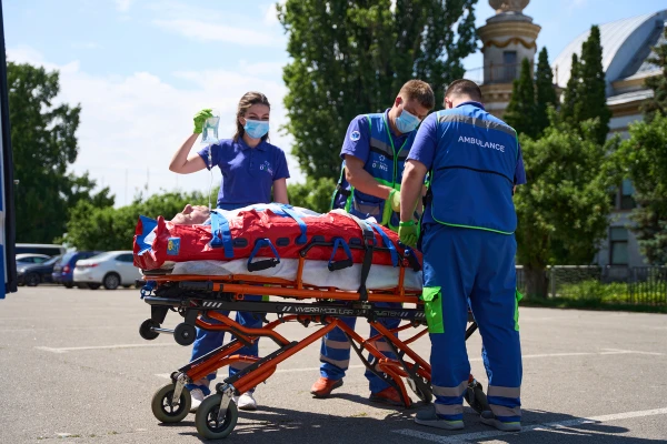 Машины оснащены гидравлической кушеткой, вакуумным матрасом для надежной фиксации пациентов с тяжелыми травмами, каталкой для транспортировки лежачих пациентов, каталкой для сидячих пациентов - TOP Clinic DENIS