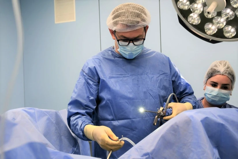 Проводим малоинвазивные операции (мини-перкутанная нефролитотрипсия, лазерная уретеролитотрипсия и нефролитотрипсия) — без разрезов, с низким риском осложнений, быстрым восстановлением и реабилитацией. - TOP Clinic DENIS