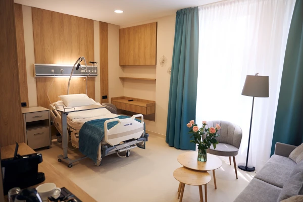 Просторные номера DELUXE имеют увеличенную площадь 34 м² и оборудованы индивидуальным климат-контролем - TOP Clinic DENIS