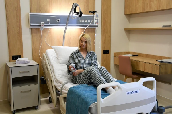 Номера оборудованы функциональными кроватями Nitrocare (Турция), регулируемыми для максимального удобства. Многофункциональный пульт позволяет не только переключать каналы ТВ, но и регулировать кровать, освещение, вызывать персонал - TOP Clinic DENIS