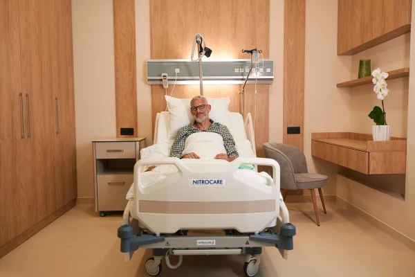 В каждом номере есть полноценное рабочее место (стол и кресло), сейф - TOP Clinic DENIS