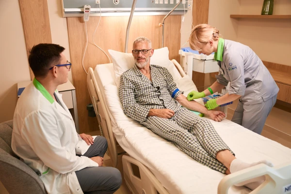 Для каждого номера организован индивидуальный круглосуточный пост медицинской сестры. При необходимости вас посетит медицинский директор - TOP Clinic DENIS