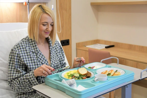 Питание обеспечивает собственная кухня ресторанного уровня, с возможностью выбора блюд из меню (с учетом диеты, прописанной врачом) - TOP Clinic DENIS