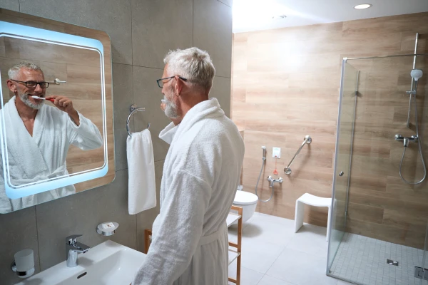 В большом санузле предусмотрено все необходимое: халат, тапочки, полотенца, фен, индивидуальный гигиенический набор. По желанию вы можете брать минимум вещей из дома - TOP Clinic DENIS