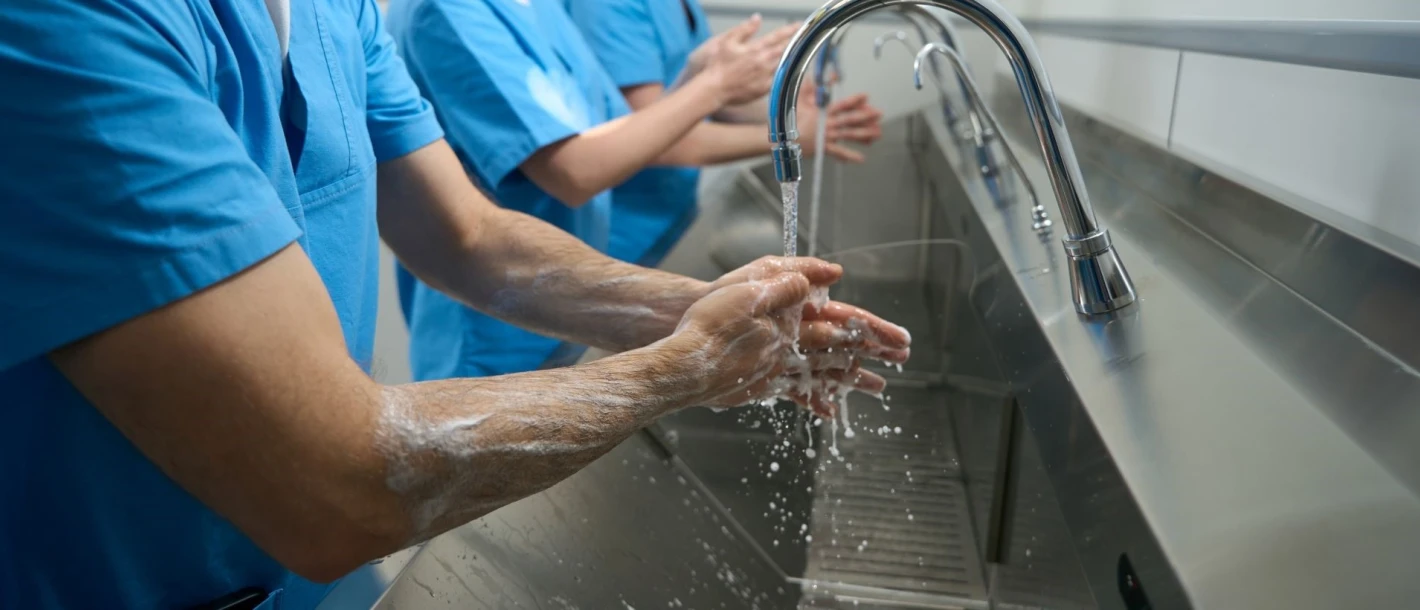 Як влаштована клініка: підготовка лікаря перед операцією - TOP Clinic DENIS