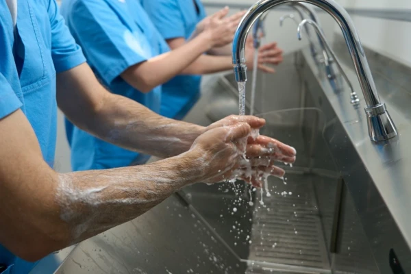 Як влаштована клініка: підготовка лікаря перед операцією - TOP Clinic DENIS