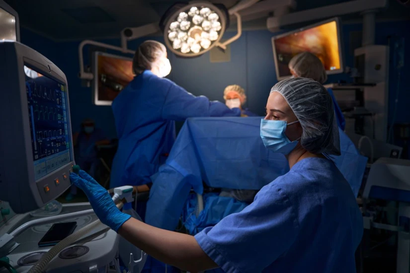 Каждая операция – это командная работа оперирующего и ассистирующих хирургов, анестезиолога, медсестры анестезистки, операционной медицинской сестры и младшей медицинской сестры. - TOP Clinic DENIS