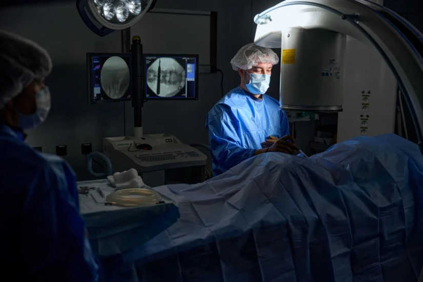 Операционная для нейрохирургических вмешательств оснащена оборудованием и одноразовым инструментарием ведущих медицинских брендов – STORZ (Германия), Olympus (Япония), Aesculap (Германия). Для навигации используется электронно-оптический рентген. - TOP Clinic DENIS