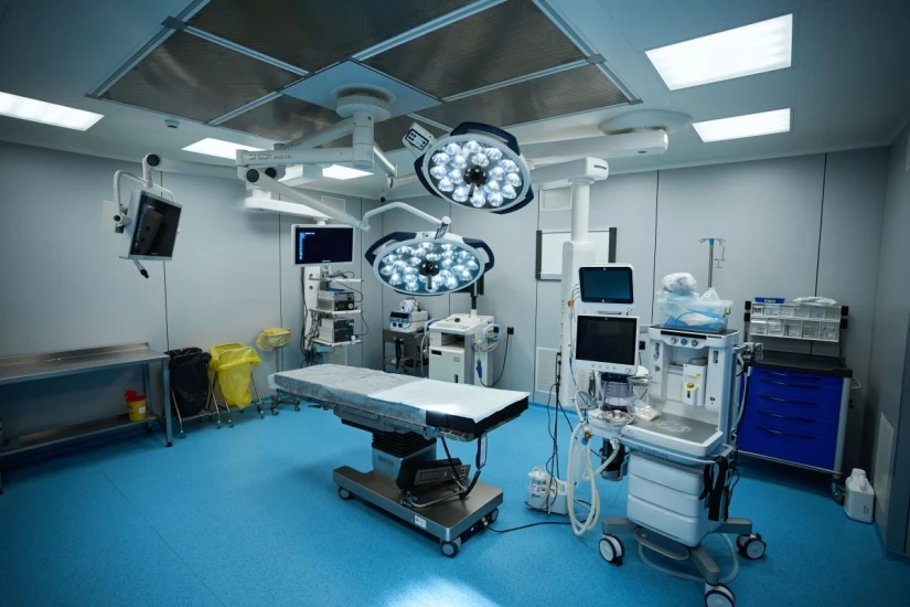 Над хирургическим столом установлены системы ламинарного потока воздуха, с помощью которых воздух очищается до полной стерильности. - TOP Clinic DENIS