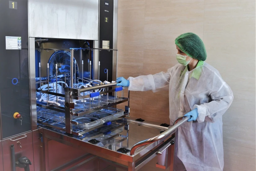 Благодаря роботизированному блоку центрального стерилизационного отделения гарантируем 100% стерильность инструмента. Ошибка человеческого фактора исключена. - TOP Clinic DENIS