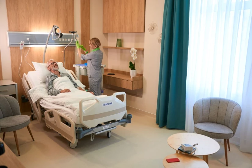 Одноместные номера в клинике – это просторные апартаменты с собственным санузлом, индивидуальным климат-контролем, большим телевизором, питанием ресторанного уровня. - TOP Clinic DENIS